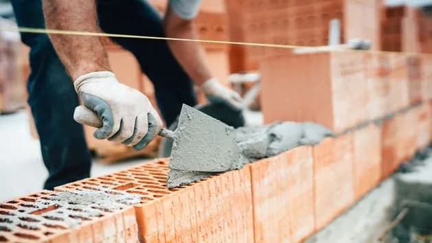 Ile można zarobić na budowie? Zaskakujące zarobki w branży budowlanej