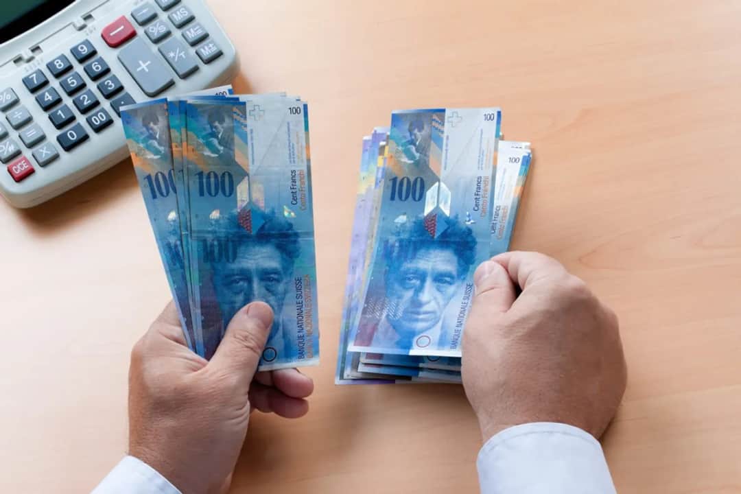 Czy warto przewalutować kredyt we frankach? Sprawdź ukryte koszty