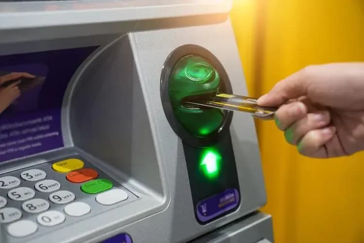 Jak wpłacić pieniądze na konto mBank? Proste metody i porady