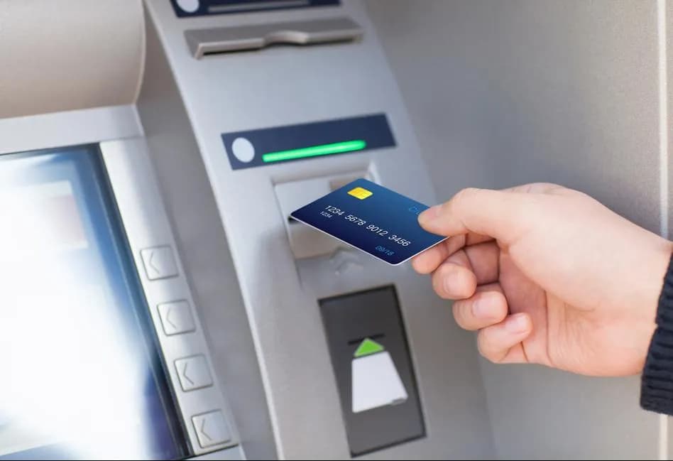 Którą Stroną Wkładać Kartę do Bankomatu? Jak Włożyć Kartę do Bankomatu w 2023